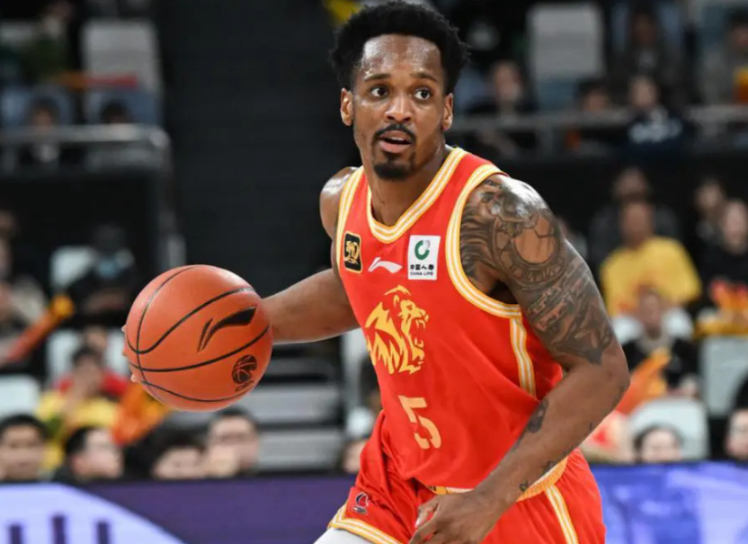 包含里程碑夜广厦男篮官宣签约，CBA季后赛今夜刷纪录，质疑声仍在，临场指挥获称赞的词条