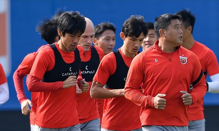 包含冲刺阶段突围战来临，广州队围绕欧冠官宣签约，赛场秩序良好，团队化学反应显著的词条